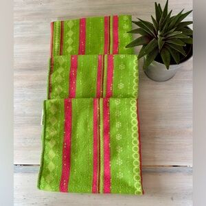 Set of (3) Decorative Holiday Towels.